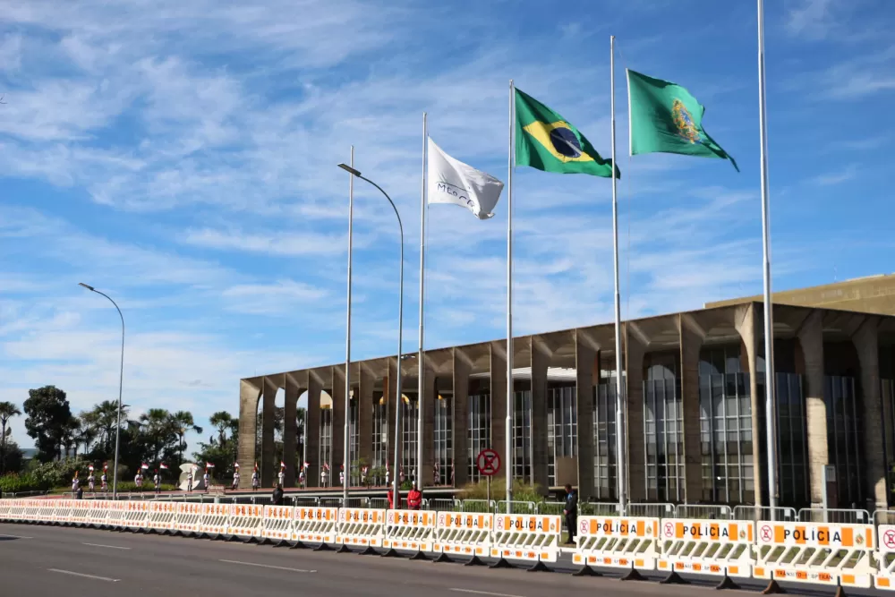 Itamaraty cobra reforços nas buscas de brasileira que desapareceu em trilha na Indonésia.