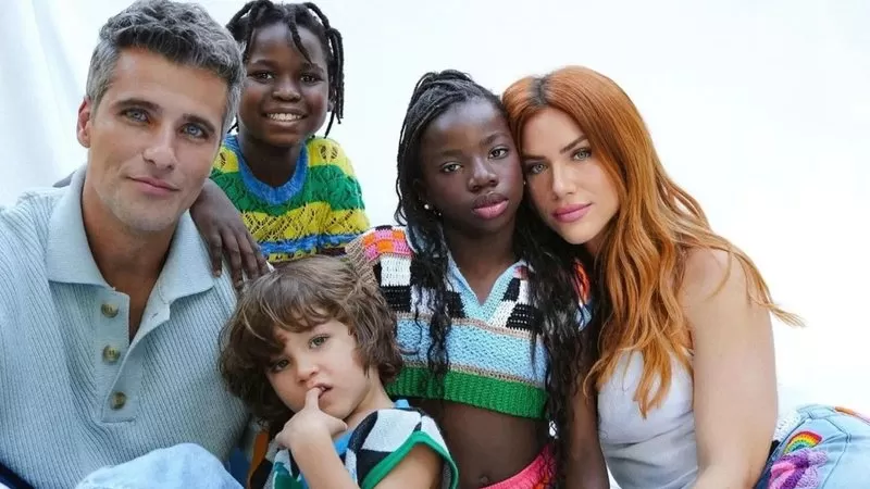 Bruno Gagliasso quebra ovos na testa dos filhos e vídeo viraliza;assista.