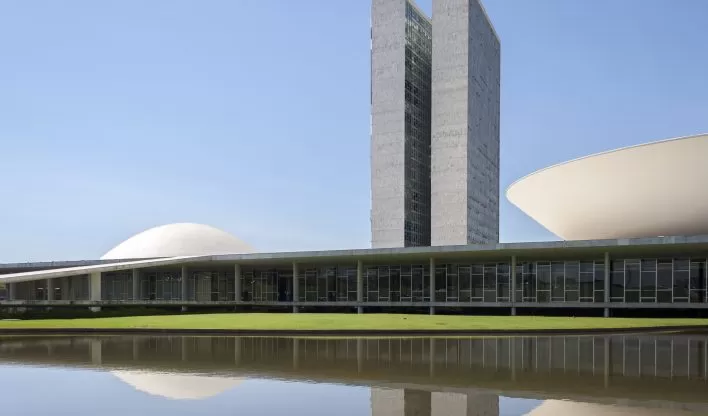 Comissão da Câmara critica Itamaraty por nota do Brasil condenando ataques dos EUA ao Irã.