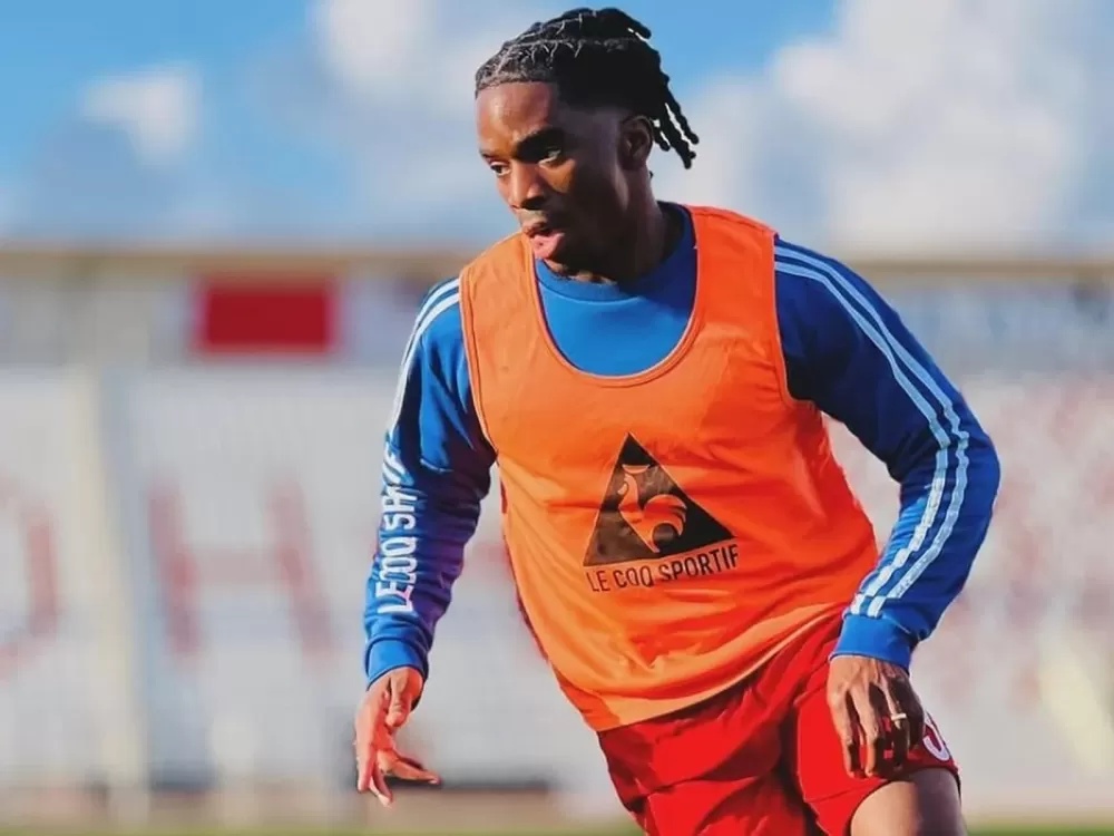 Jogador negro é retirado à força de avião em Roma: “Brutalidade policial”.