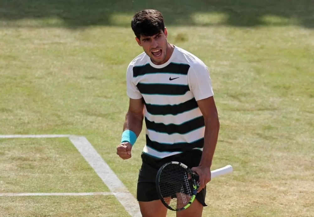 Campeão em Queen's, Alcaraz se aproxima de Sinner no ranking da ATP.
