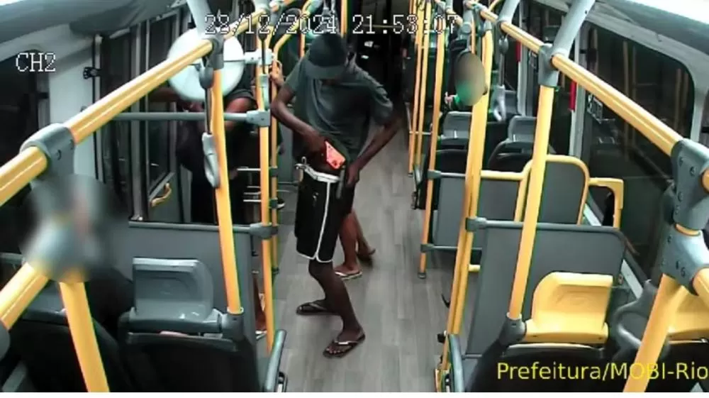 PM identifica envolvidos em arrastão em ônibus do BRT no Rio.