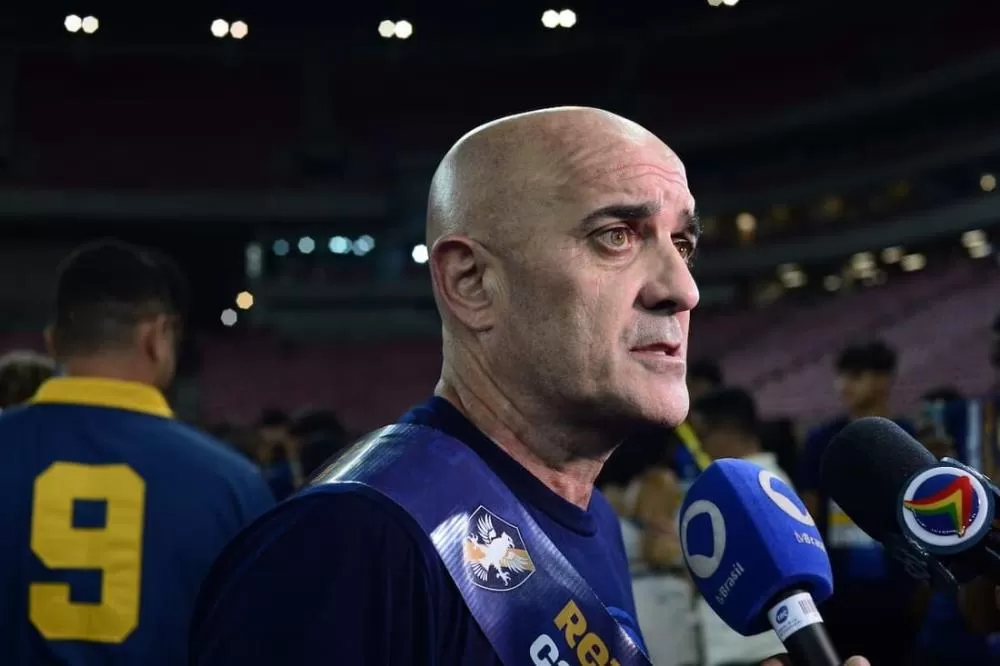 Retrô anuncia o retorno do técnico Itamar Schülle.