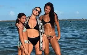 Samara Felippo abre álbum de fotos com as filhas em Porto de Galinhas.