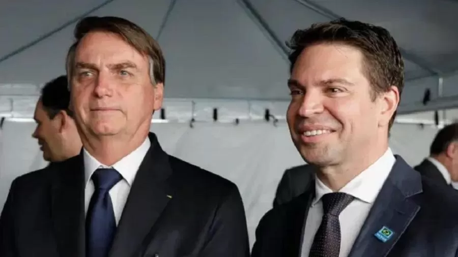 Como Bolsonaro e Ramagem interferiram na Receita para blindar Flávio.