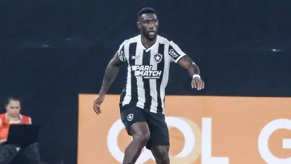Bastos volta a sentir dores no joelho e é cortado do Mundial; campeão da NFL recebe o Botafogo.