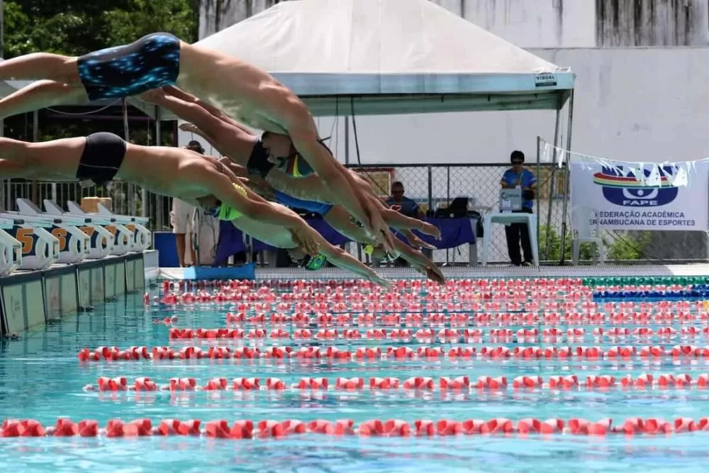 Universitários disputam o título da Natação dos JUPs.