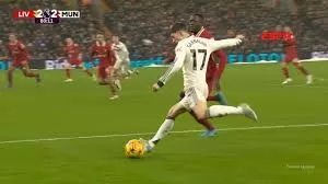 Liverpool e Manchester United empatam em clássico eletrizante em Anfield.