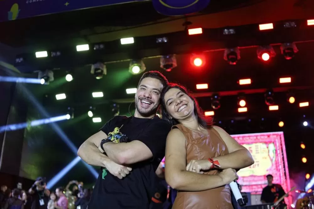 TCE alerta prefeito de Gravatá após primeira-dama cantar com Wesley Safadão e João Gomes no São João.