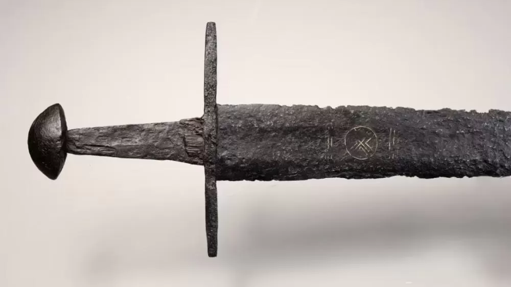 Espada milenar com símbolos espirituais é encontrada em rio; saiba mais.