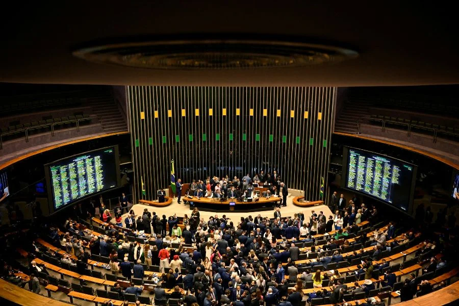 Câmara aprova projeto que derruba aumento do IOF; texto segue para o Senado.