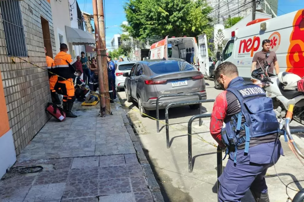 Desabamento de laje deixa 2 idosos feridos no Centro do Recife.