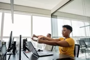 Saúde mental no trabalho: empresas precisam ir além da NR-1 em 2025