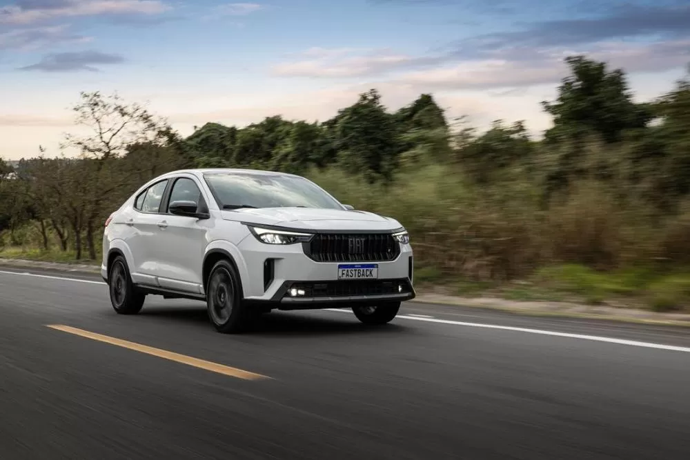 Fiat Fastback 2026 evolui no visual e desempenho, mas entrega menos do que custa