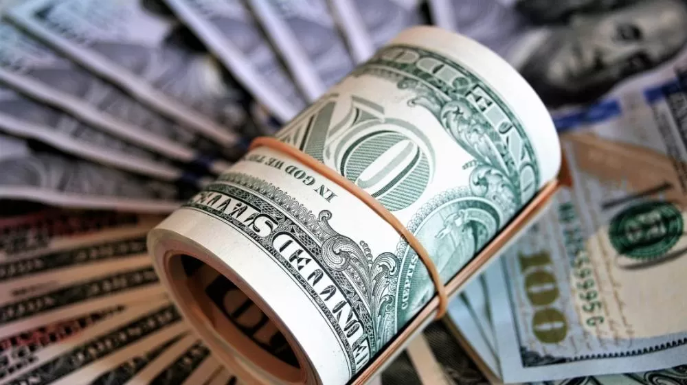 Dólar recua na contramão do exterior e fecha sexta a R$ 5,48; Ibovespa cai abaixo de 137 mil.