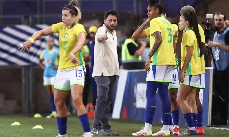 Brasil abre dois, mas leva virada da França no último amistoso antes da Copa América.