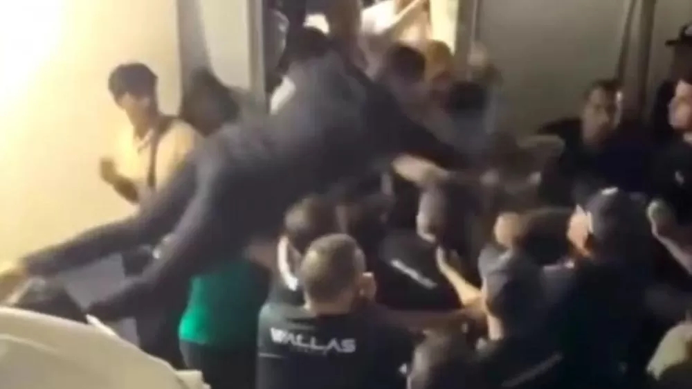 Confusão em São João: atraso do cantor Wallas Arrais termina em agressão em Águas Belas; veja vídeo.