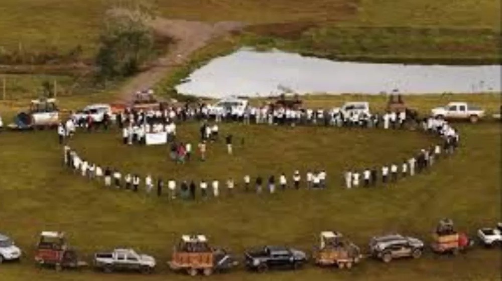 Vítimas de acidente com balão em SC recebem homenagem de moradores.