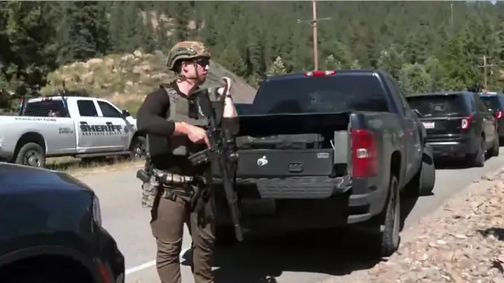 Homem mata dois bombeiros com tiros à queima-roupa em montanha de Idaho.