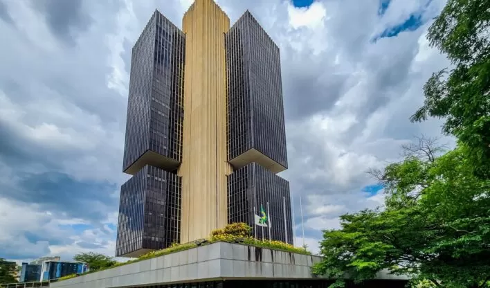 Focus: mercado corta estimativa de inflação e mantém projeções para PIB e Selic.