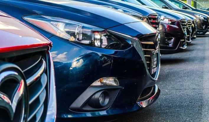 Setor automotivo do Reino Unido escapa de tarifa maior dos EUA, mas incertezas sobre o aço persistem.