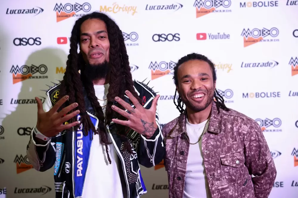 EUA revoga vistos de rappers por cântico contra Israel em festival na Inglaterra.