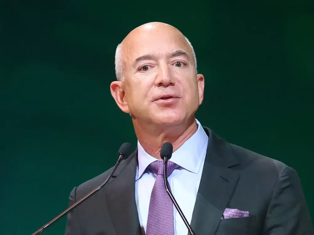 Bezos registra intenção de vender US$ 5,4 bi de ações em meio a festa de casamento.