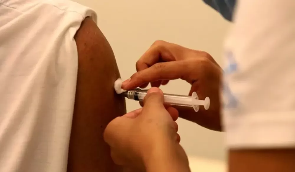 Ministério da Saúde amplia vacinação contra meningite para bebês de 1 ano; entenda.