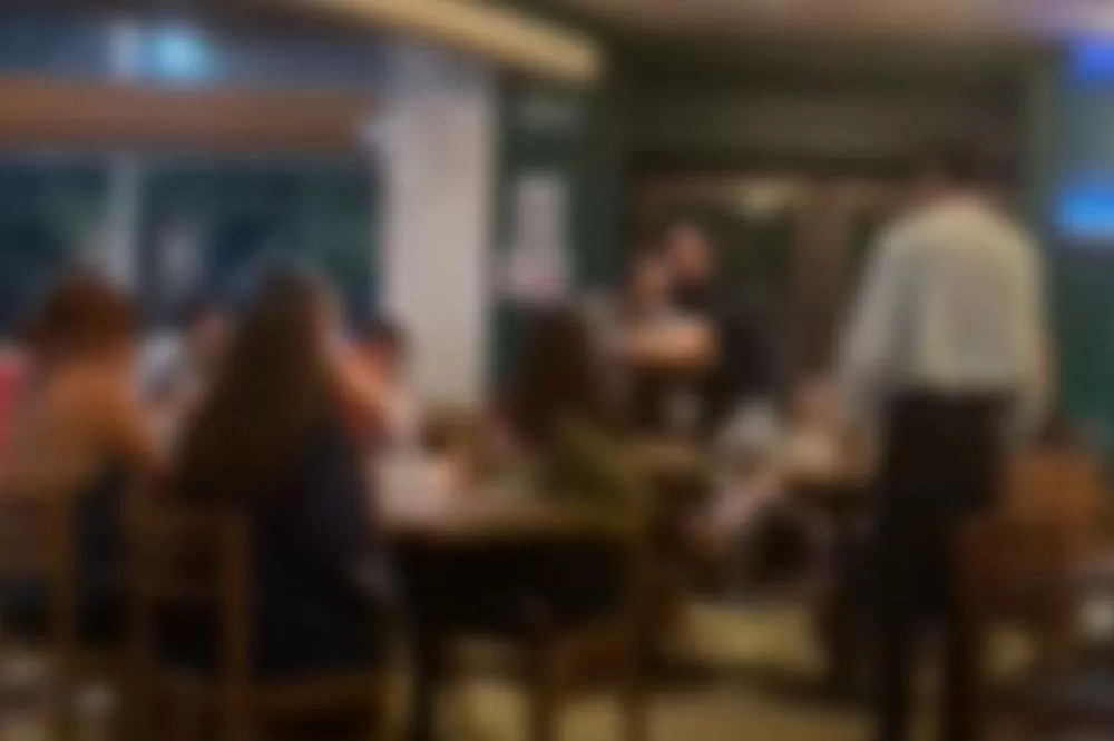 Mesas e cadeiras no chão: briga entre homem e mulher gera tumulto em restaurante de shopping no Recife.