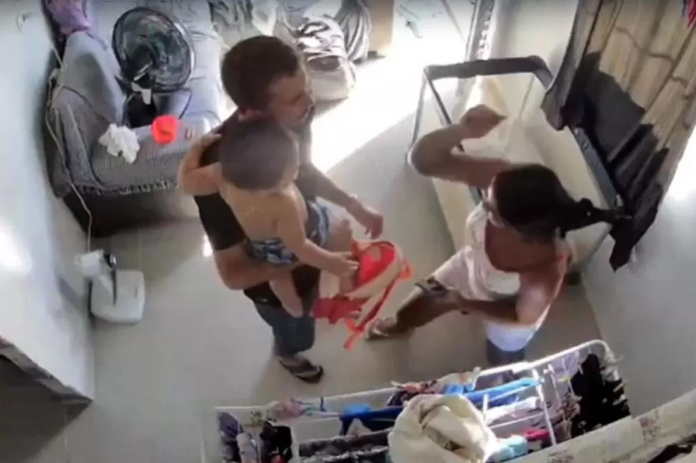Vídeo mostra homem com filho nos braços sendo esfaqueado por ex-mulher.