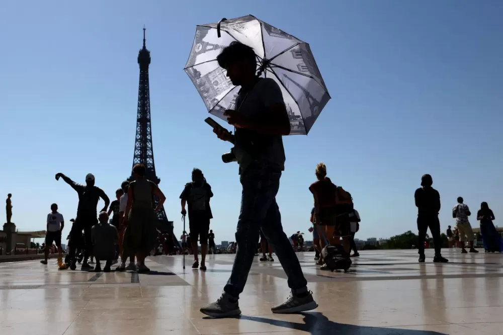 Calor na Europa: França fecha escolas e mar da Espanha bate temperatura recorde.