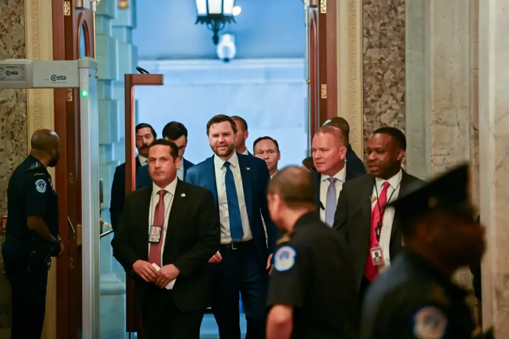 Por um voto, senado dos EUA aprova criticado pacote de US$ 3,3 tri de Trump.