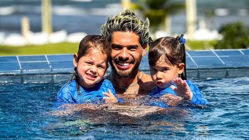 Zé Felipe encanta web em registro com os filhos: 'Com eles me sinto mais completo'.