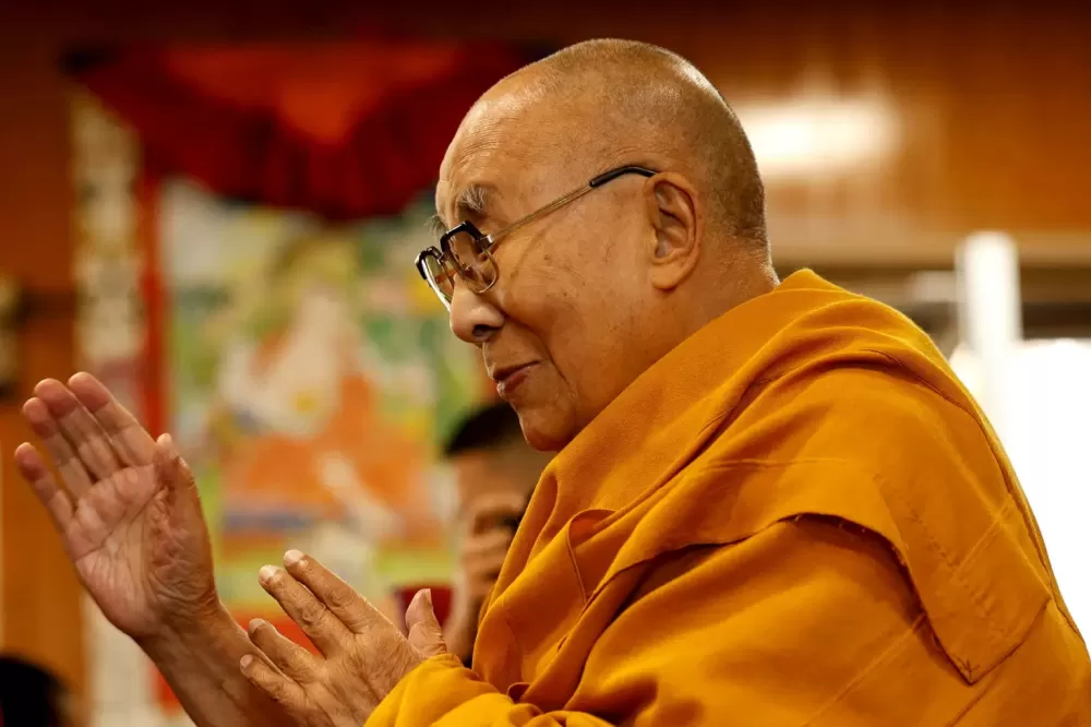 Dalai Lama diz que reencarnará e instituição identificará sucessor.