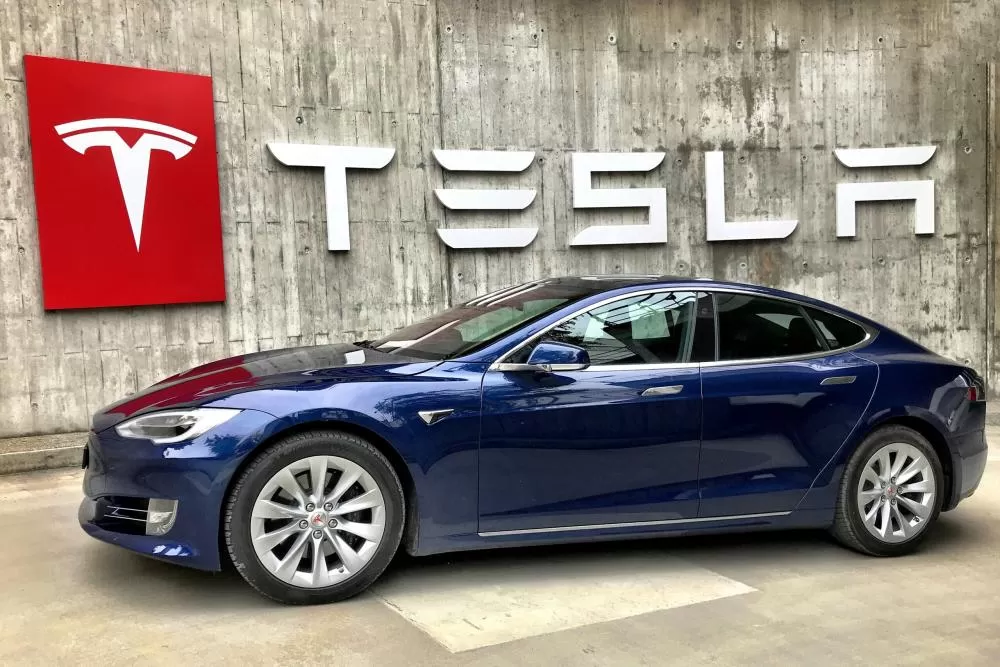Tesla relata queda de 14% nas entregas de veículos, marcando a segunda queda consecutiva em relação ao ano anterior.