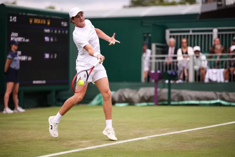 João Fonseca perde set, mas avança à 3ª rodada e quebra jejum de 15 anos em Wimbledon.