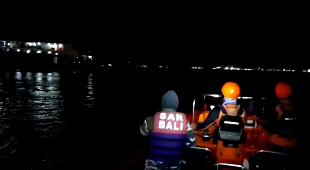 Balsa afunda perto de Bali com 65 a bordo; são pelo menos 4 mortos e 30 desaparecidos.
