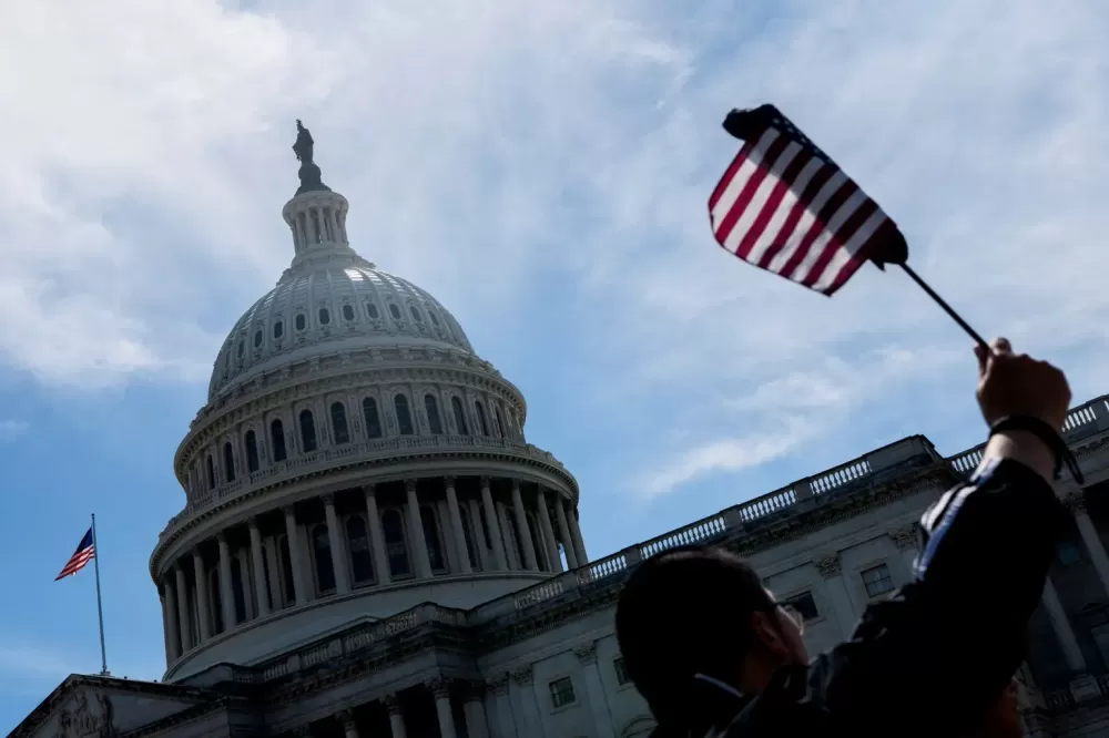 Deputados republicanos levam projeto de lei de Trump para votação final.
