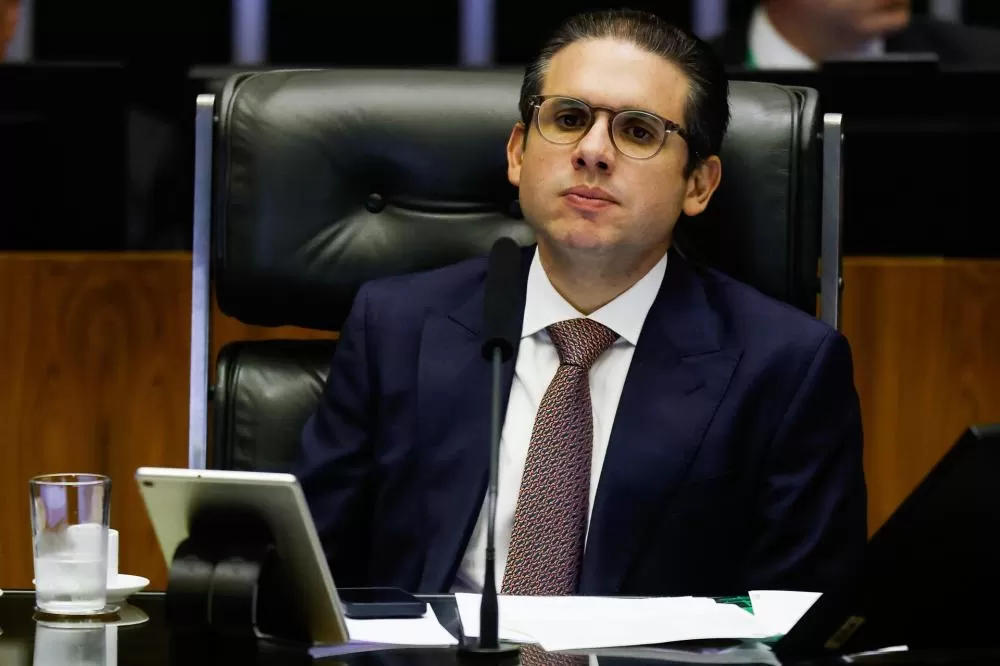 Em meio à crise do IOF, Motta promete votar reforma administrativa neste ano.