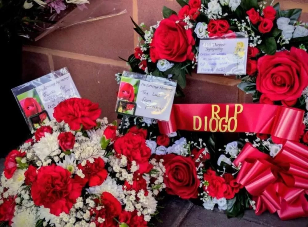 Torcedores do Liverpool deixam flores em Anfield em homenagem a Diogo Jota após acidente fatal.
