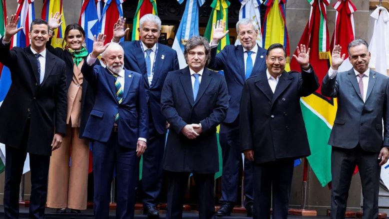 Brasil assume presidência do Mercosul durante cúpula do bloco na Argentina.