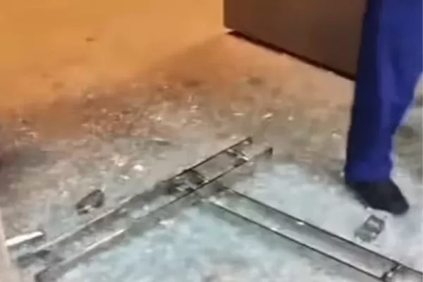 Pai acusa hospital de negligência por morte da filha, invade unidade e quebra equipamentos.