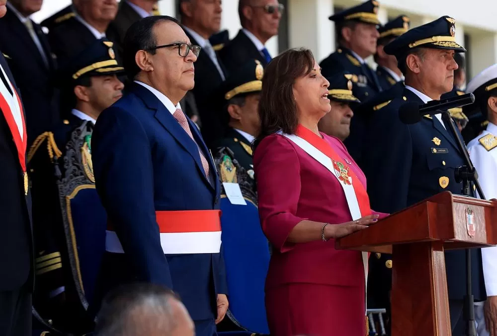 Com desaprovação superior a 90% da população, presidente do Peru dobra o próprio salário.