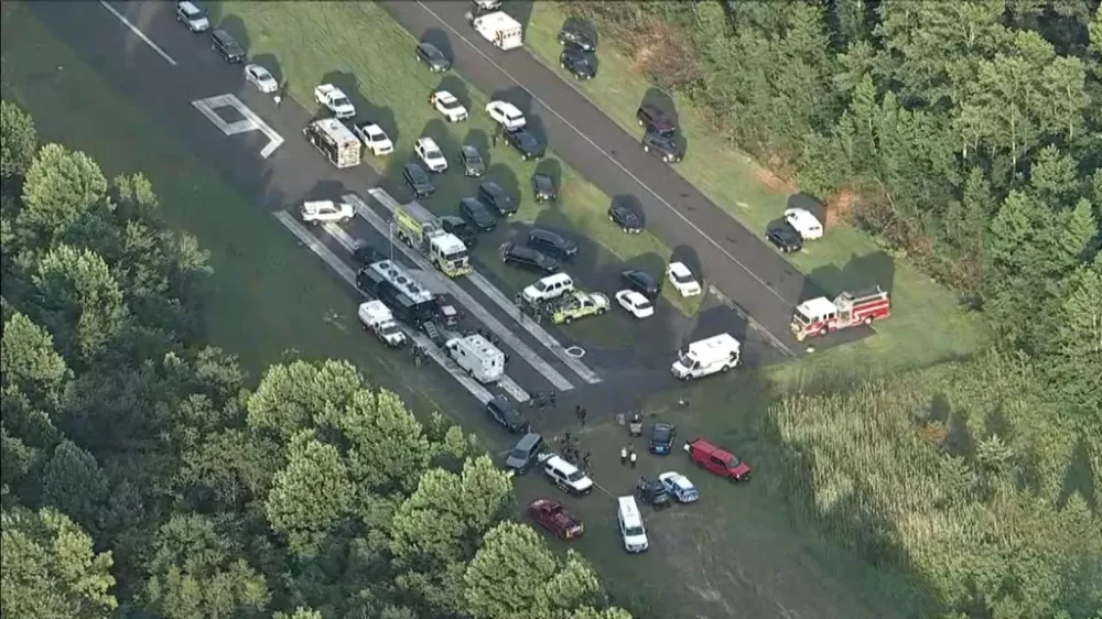 Avião de paraquedismo com 15 pessoas cai nos Estados Unidos.