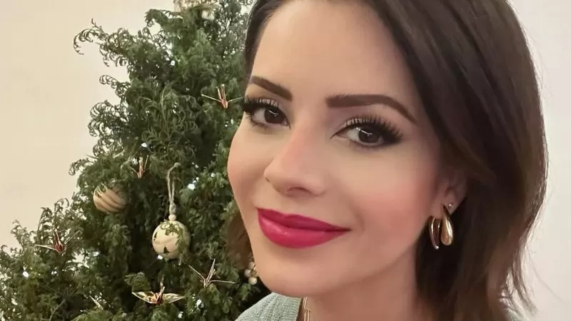 Sandy fica emocionada ao falar sobre amor: “Se entregar demais”.