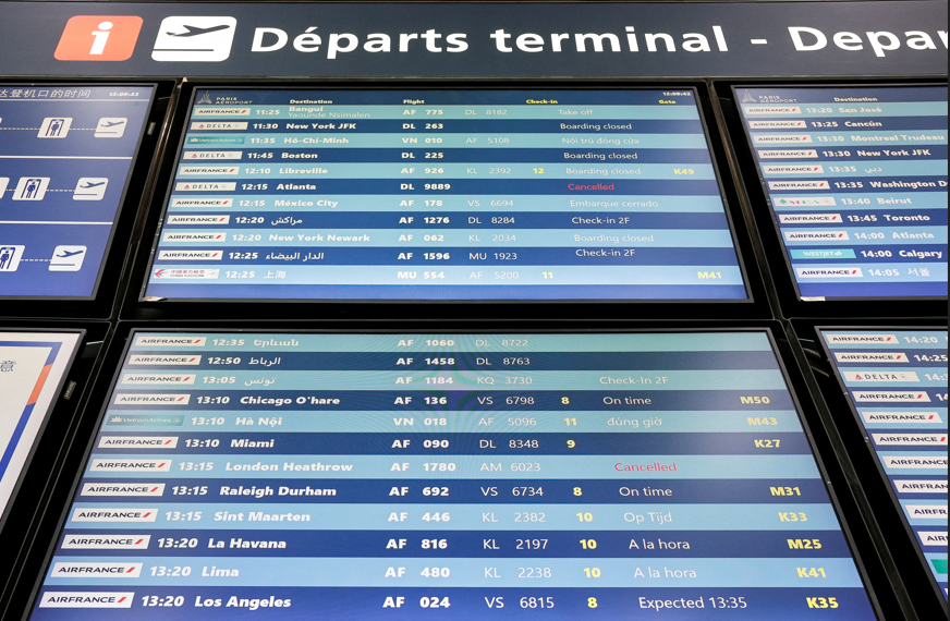 França: greve de controladores de voo cancela 40% dos voos nos aeroportos de Paris.