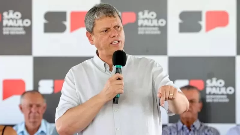 PT associa Tarcísio a aumento de pedágio em SP para contrapor apelido 'Taxad' atribuído a Haddad.