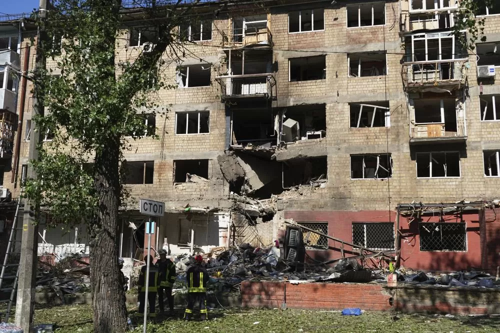 Ucrânia ataca base aérea na Rússia em meio à maior ofensiva aérea de Moscou.