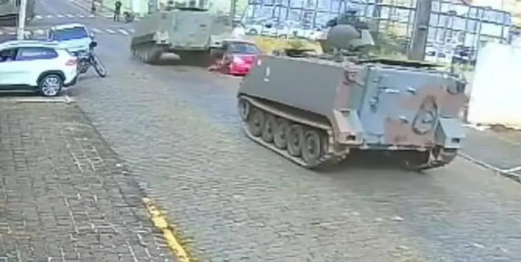 Tanque do Exército na contramão passa por cima de carro no Paraná.