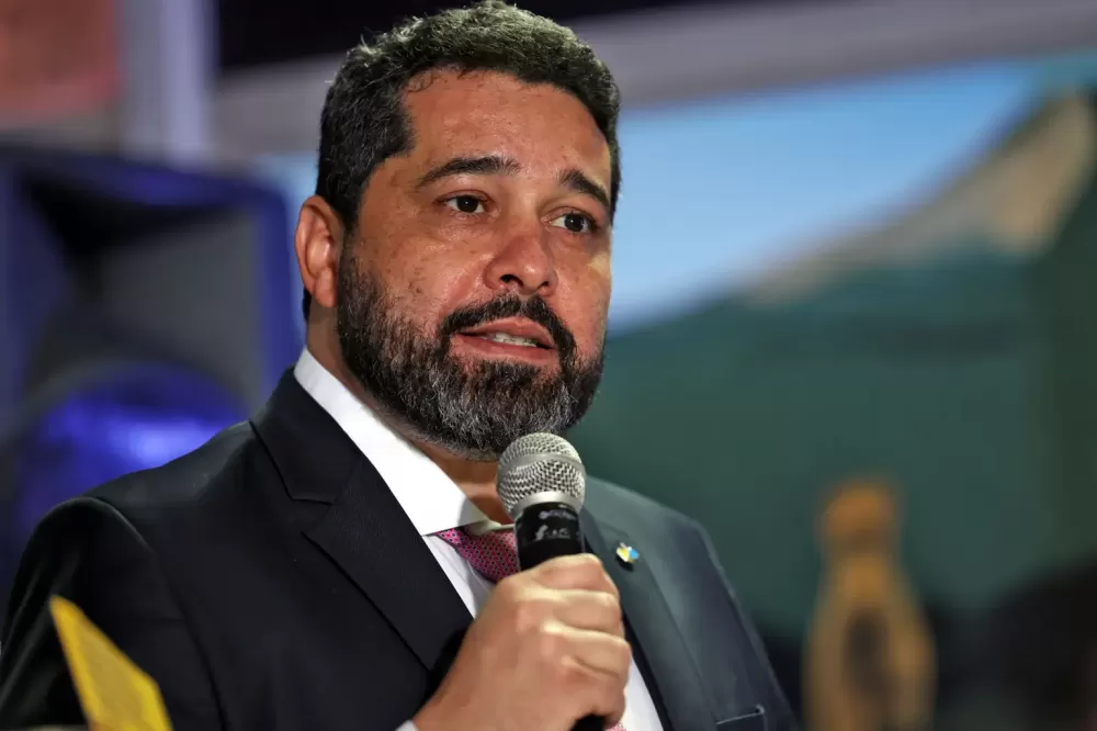 Pressionado, presidente dos Correios pede demissão; cargo é cobiçado por Alcolumbre.